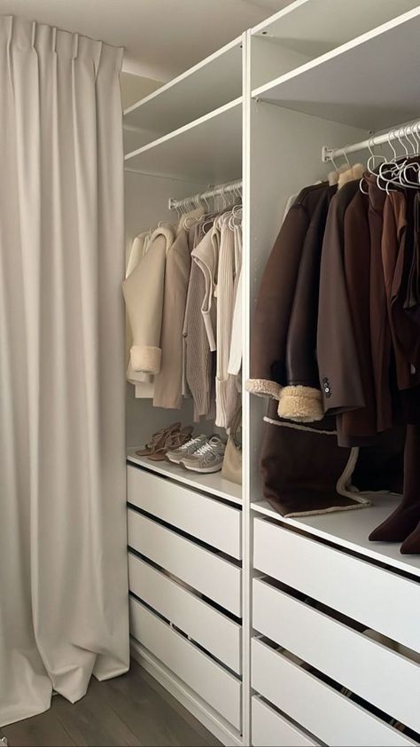 Closet Organization Aesthetic, Organizing Clothes, Wardrobe Organisation, Wardrobe Room, Pinterest Room Decor, Dream Closets, Perfect Closet, Cleaning Closet, Girl Closet