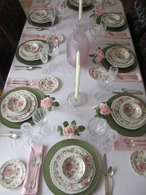 Tea Party Tablescape, Tea Party Table, Green China, Tafel Decor, Easter Tablescapes, Table Setting Decor, Dinner Table Setting, Dinner Table Decor, Beautiful Table Settings