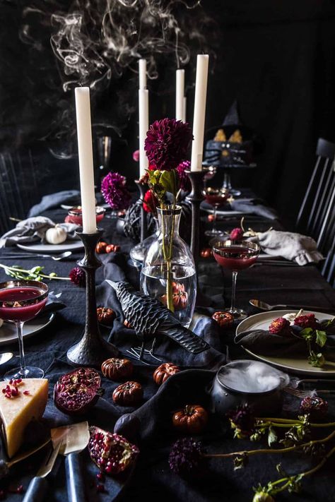 Décoration Table Halloween, Halloween Chic, Halloween Table Settings, Elegant Halloween Decor, Dekorasi Halloween, Table Halloween, Fest Temaer, Halloween Tablescape, Witch Party