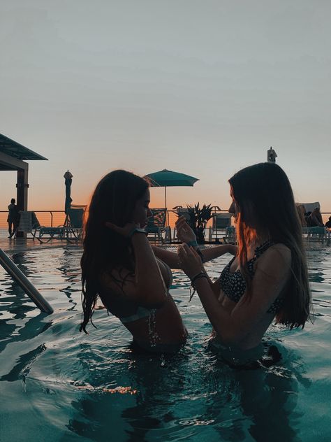 Besties Pool Pictures, Pool Picture Ideas Friends, Aesthetic Pool Pictures Friends, Pool Photos With Bestie, Friend Pool Pictures, Swimming Pool With Friends, Bff Pool Pictures, Holiday With Best Friend, Pool Pictures With Friends