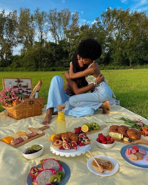 Black Picnic Aesthetic, Valentines Picnic, Couples Picnic, Anniversary Picnic, Picnic Date Food, Dates Ideas, Picnic Inspo, Era Victoria, Picnic Inspiration