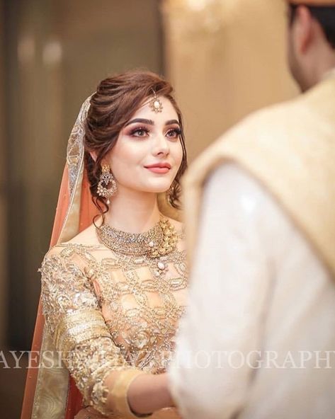 The Real Reason Behind Pakistani Wedding Hairstyles #hairstyles #hairideas Pakistani Bride Hairstyle, Pakistani Wedding Hairstyles, Modern Bridal Hairstyles, Pakistani Bridal Hairstyles, Sanggul Modern, Bridal Hairstyle Indian Wedding, Bridal Mehndi Dresses, Pakistani Bridal Makeup, Bridal Makeup Images