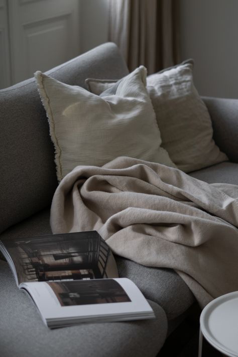 Cozy Aesthetic, Gray Aesthetic, Scandinavian Interior Design, Scandinavian Decor, Grey Cushions, Decor Minimalist, Alam Semula Jadi, Cozy Home, Winter House