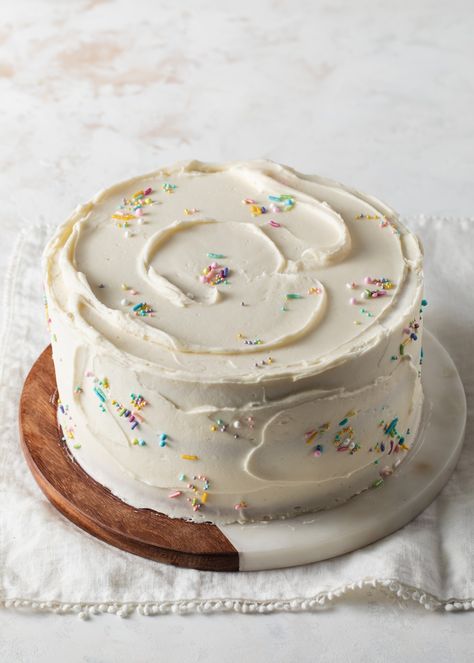 Easy Cake Toppings, Cake Decor Inspo Easy, Birthday Cake Icing Ideas, Simple Birthday Cake Decorating Ideas, White Vanilla Cake Decoration, Cream Cheese Frosting Cake Decorating, White Cake Chocolate Frosting, Old Fashion Birthday Cake, Simple Smash Cake Girl