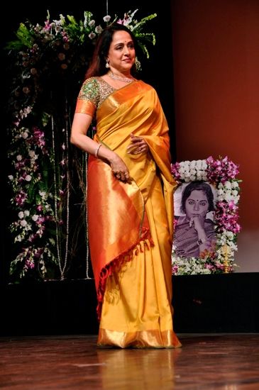 Hema Malini South Indian Silk Saree, Saree Wearing, Kanjivaram Saree, Hema Malini, Modern Saree, Kanjivaram Silk Saree, Indian Silk Sarees, Wedding Saree Indian, Vogue India