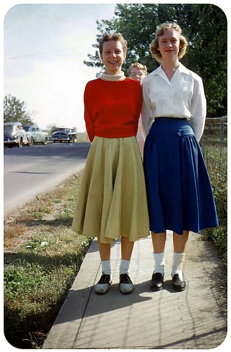 50 Glamorous Snapshots Show Dresses That Girls Often Wore From the 1950s ~ vintage everyday Loafers And Socks, 1950s Girls, 1950 Fashion, 1950s Outfits, Teddy Boys, Fifties Fashion, Fashion 1950s, Moda Vintage, 50s Fashion