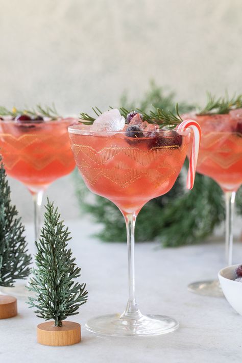 Christmas Martini Recipes, Tangerine Recipes, Cranberry Cocktail Recipe, Christmas Cocktail Recipes, Sugared Berries, Best Christmas Cocktails, Holiday Martinis, Christmas Martini, Christmas Dessert Table