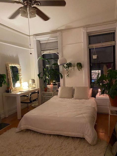 Nyc Plant Apartment Aesthetic, Nyc Luxury Apartment Aesthetic, Studio New York Apartment, Plants Nyc Apartment, Ny Apartment Aesthetic Bedroom, Ny Bedroom Aesthetic, London Apartment Aesthetic Bedroom, Dream Apartment Nyc Bedrooms, Nyc Apartments Small