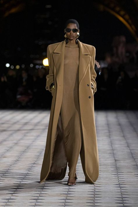 French Glamour, Coat Styling, Faux Leather Coat, Long Knitted Dress, Maxi Coat, Estilo Chic, Runway Trends, Strapless Maxi Dress, Camel Color