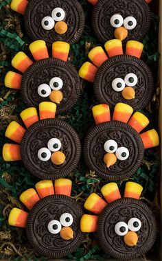 Turkey Made Out Of Candy, Oreo Candy Corn Turkey, Thanksgiving Theme Snacks For Kids, Crafts With Candy Corn, Thanksgiving Favors Ideas, Pre K Snacks Classroom, Thanksgiving Turkey Desserts For Kids, Thanksgiving Candy Board, Oreo Cookie Turkey Treats