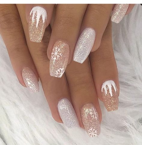 White Press On Nails, Christmas Press On Nails, Short Fake Nails, Short Coffin, Christmas Nail Art Designs, Snowflake Nails, Christmas Nails Acrylic, Winter Nail Art, Xmas Nails