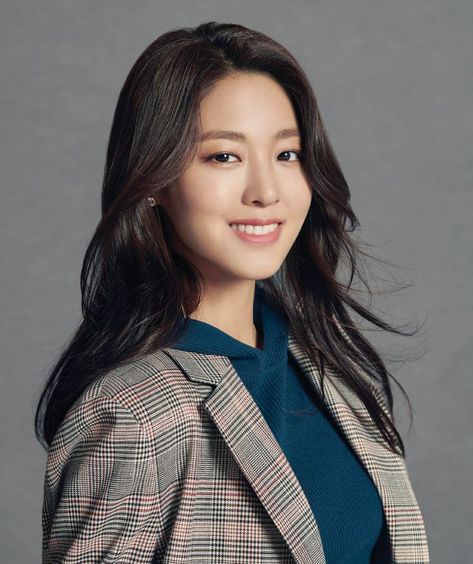 Cv Picture, Corporate Headshot Poses, Business Headshots Women, Business Portraits Woman, Professional Profile Pictures, Seol Hyun, Professional Headshots Women, Aoa Seolhyun, Business Portrait Photography