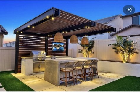 Modern Backyard Kitchen, Outdoor Kitchen And Bar, Backyard Kitchen Ideas, Kitchens Designs, Rooftop Patio Design, Outdoor Bbq Area, Grill Outdoor, Landscaping Backyard, Outdoor Barbeque