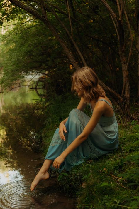 Forest Water Photoshoot, Stream Photoshoot Ideas, Girl Photoshooting Ideas River, Fall Waterfall Pictures, Blonde Photoshoot Aesthetic, River Photoshoot Outfit Ideas, Senior Picture Ideas Stream, River Photography Ideas, Waterfall Portrait Photography