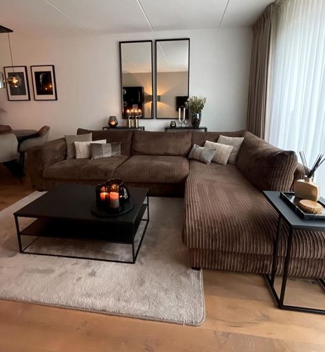 Brown Couch Living Room, Apartment Decorating Living, Classy Bedroom, Apartment Living Room Design, Dream Apartment Decor, Future Apartment Decor, Brown Living Room, Ideas Living Room, Home Design Living Room