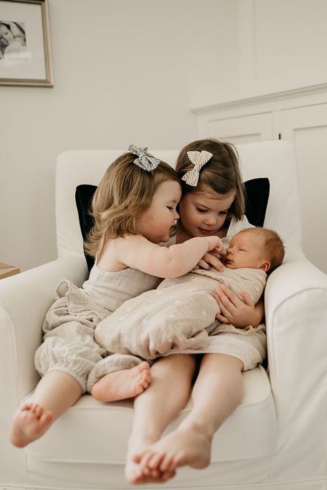 Newborn Pictures With 2 Siblings, 3 Sisters Newborn Photography, Lifestyle Newborn Session With Siblings, 3 Sibling Newborn Pictures, Maternity With 2 Siblings, Easy Newborn Poses With Siblings, Newborn Photos 3 Siblings, Newborn Photography 3 Siblings, Newborn With Two Siblings