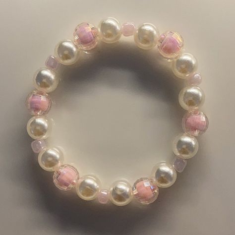 Coquette Bracelets Diy, Beaded Bracelets Coquette, Coquette Bracelet Beads, Pearl Bead Bracelet Ideas, Coquette Beaded Bracelet, Cute Bracelet Designs, Crystal Bead Bracelet Ideas, Pulseras Coquette, Gelang Manik Handmade