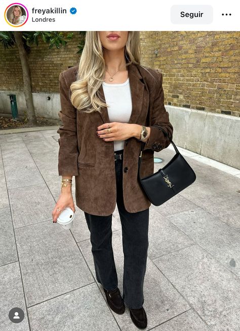 Black Autumn Outfit, Suede Blazer Outfit, Freezing Weather Outfit, Black And Brown Outfit, Freya Killin, Brown Suede Blazer, Outfit Black Jeans, Brown Blazer Outfit, Snow Outfits For Women