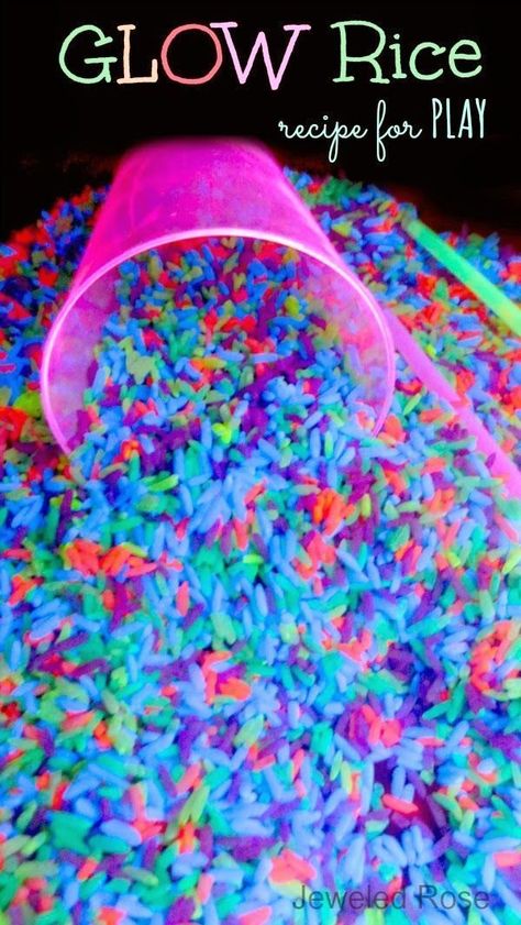 Easy DIY Projects For Kids - How to make glow in the dark NEON rice for play & learning activities- SO FUN crafts ideas! Glowing Paint, Dark Crafts, Fluorescent Paint, Rainbow Rice, Paint Water, Diy Projects For Kids, Toddler Snacks, Glow Party, Neon Party