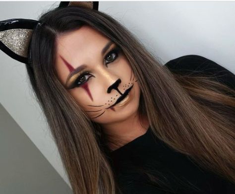 Cat Scratch Cat Makeup Ideas Halloween Cat Makeup Looks, Scratch Makeup Halloween, Halloween Makeup Cat, Halloween Cat Makeup, Cat Eye Eyeliner, Cat Halloween Makeup, Purring Cat, Cat Eyeliner, Cat Makeup