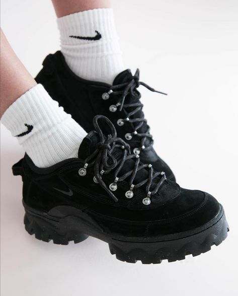 black platform sneaker hiking shoe platform Oxford black platform shoes 90s Aesthetic Platform Sneakers, Platform Hiking Boots, Men Platform Boots, Aesthetic Hiking Shoes, Black Hiking Shoes, Nike Lahar Low Outfit, Grunge Shoes Sneakers, Oxford Shoes Aesthetic, Black Hiking Boots Outfit