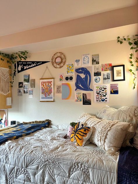 cozy dorm room cozy dorm room  ideas cozy dorm room  aesthetic cozy dorm room  ideas boho cozy dorm room  ideas simple cozy dorm room  ideas minimalist Dorm Room Ideas Artsy, Cozy Dorm Room Ideas Aesthetic, Vintage Aesthetic Dorm Room, Simple College Apartment Bedroom, Dorm Inspo Boho, Simple College Dorm Room Ideas, Cozy Dorm Room Ideas Boho, Surf Dorm Room, Earthy College Dorm