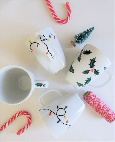 Christmas Mugs Diy, Compass Diy, Cute Christmas Mugs, Pottery Painting Ideas Easy, Diy Christmas Mugs, Mug Noel, Diy Mug Designs, Mugs Diy, Diy Sharpie Mug