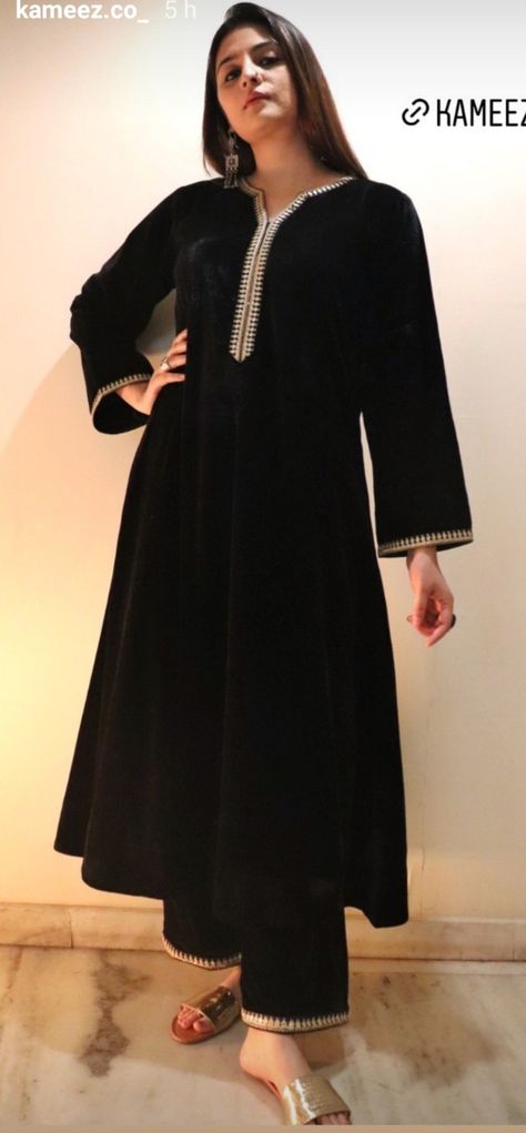 Velvet Black Suit Woman, Velvet Dress Designs Casual, Pakistani Velvet Suit Design, Velvet Kurta Designs Pakistani, Black Velvet Indian Dress, Velvet Suit Design For Wedding, Black Velvet Pakistani Suit, Black Velvet Kurti Design, Black Dress Pakistani Style Simple