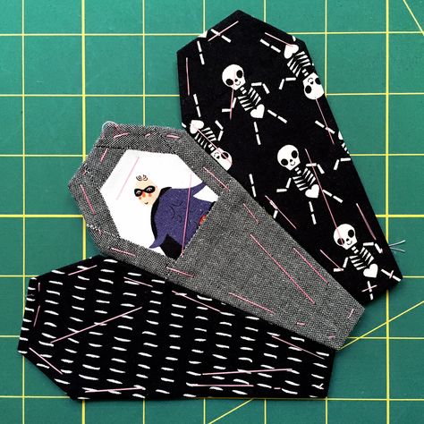 Ring+of+Coffins+Pattern:+Tips+and+Tricks+Part+One+{an+Art+School+Dropout's+life}+EPP+English+Paper+Piecing+Foundation+Paper+Piecing+Halloween+Quilt Halloween Casket, Halloween Quilt Patterns, Dresden Plate Quilts, Dresden Quilt, Halloween Quilt, Halloween Sewing, English Paper Piecing Quilts, Adornos Halloween, Paper Pieced Quilt