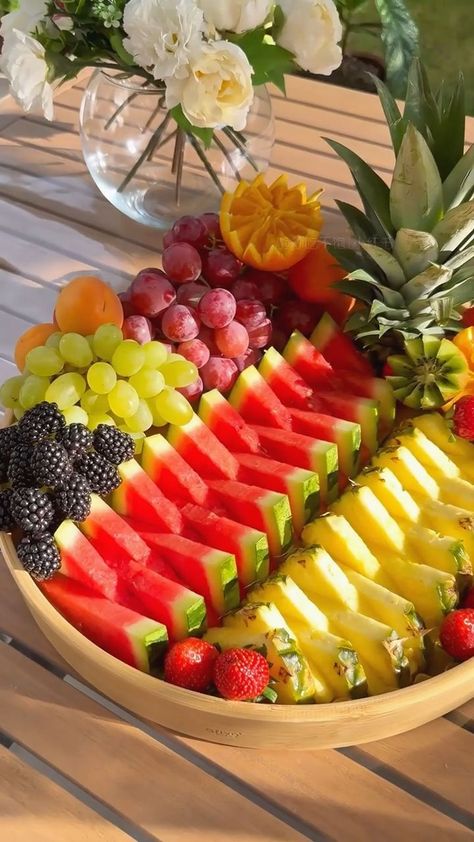 Easy Fruit Salad Recipes, Amazing Food Platters, Fruit Platter Designs, Fruit Salad Easy, Decorações Com Comidas, Amazing Food Decoration, Party Food Buffet, Catering Ideas Food, Party Food Platters