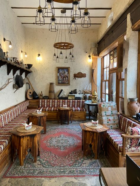 Turkey Home Design, Middle Eastern Coffee Shop, Arab Cafe Design, Moroccan Coffee Shop, Egyptian Coffee Shop, Turkish Cafe Interior Design, Arabic Coffee Shop, Arabic Cafe, Cafe Interior Vintage