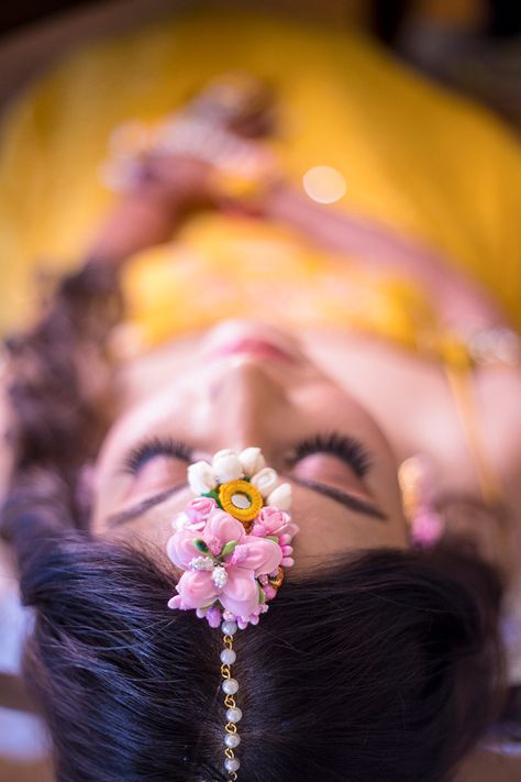 Mehendi Photography Bridal, Haldi Photography Ideas, Haldi Look For Bride, Haldi Poses For Bride, Bride Fashion Photography, Haldi Photoshoot, Mehendi Photography, Haldi Ceremony Outfit, Indian Bride Poses