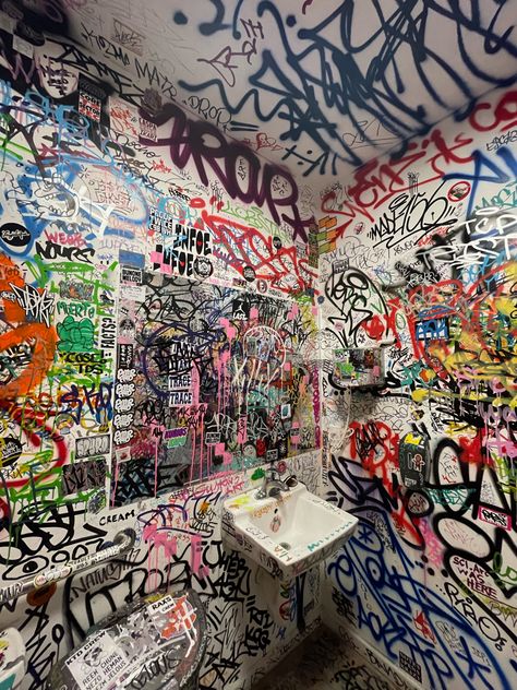 Room Graffiti, Graffiti Bedroom, Aesthetic Graffiti, Graffiti Aesthetic, Graffiti Room, Bathroom Graffiti, Bathroom Tips, Art Pinterest, Graffiti Photography