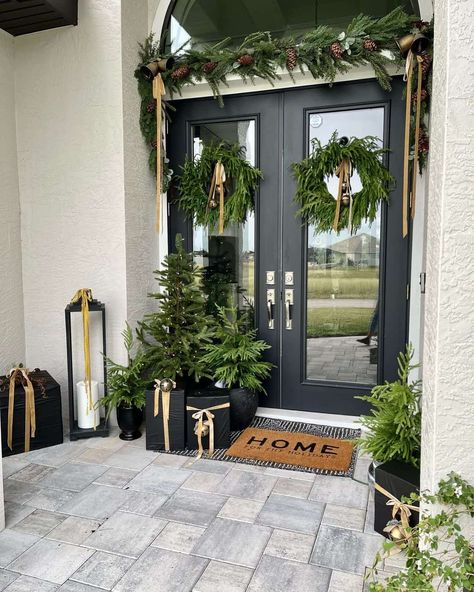 Evergreen Wreaths, Winter Front Porch, Christmas Entryway, Front Door Christmas Decorations, Christmas Front Porch, Christmas Front Doors, Christmas Porch Decor, Porch Christmas, Diy Pots