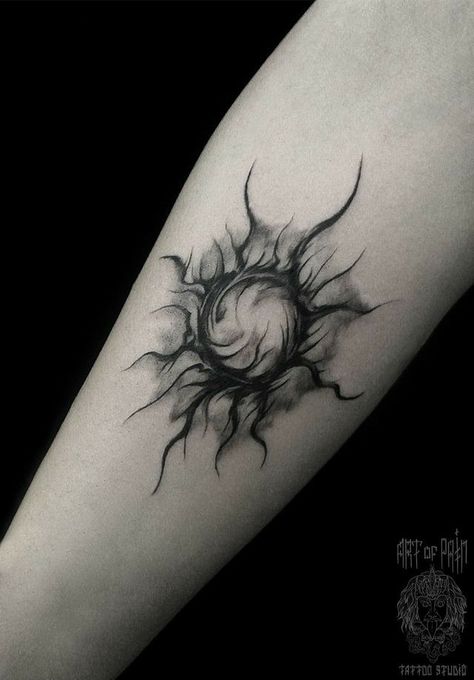 Chaos Tattoo, Eclipse Tattoo, Aesthetic Tattoo Ideas, Tattoo Sun, Shadow Tattoo, Sun Tattoo Designs, Circle Tattoos, Metal Tattoo, Sun Tattoos