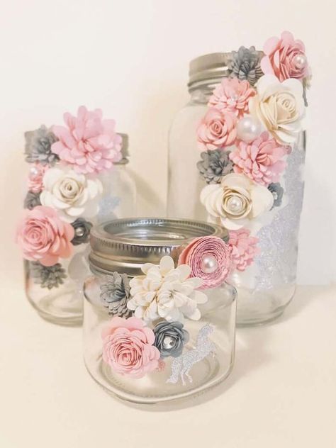 30 Beautiful Floral Home Decor Ideas To Add Even More Charm | Decor Home Ideas Jars With Flowers, Flowers Knitting, Flower Jars, Sparkle Unicorn, Fleurs Diy, Flowers In Jars, Diy Jar Crafts, Mason Jar Crafts Diy, Jar Diy