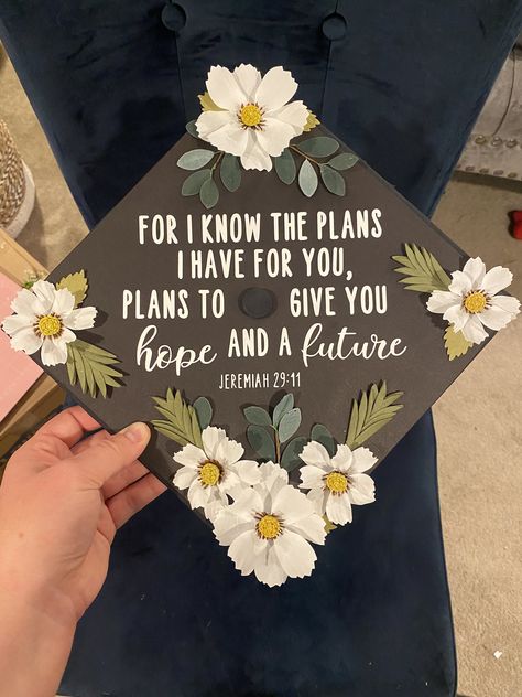 A custom graduation cap gives you the opportunity to express what these last years of your life has meant to you, your family and your future. It allows you to stand out while walking down the aisle and across that stage on graduation day. Take this opportunity to tell YOUR story on YOUR day... your struggle, your success, your motivation, your goals... anything you want to say, say it with a completely custom cap. Now, I know it is easier said then done to do all of that in a 9x9 square, but I Cap Decoration Ideas, College Grad Cap Ideas, Graduation Cap Decoration Diy, Custom Graduation Caps, High School Graduation Cap, College Graduation Cap Decoration, Grad Hat, Grad Cap Designs, Diy Graduation Cap