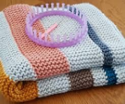 Two of the Best Easy Loom Knit a Blanket Tutorials – Loom Knitting Videos Loom Knit Blanket, Loom Knit Patterns, Loom Knitting Patterns Free, Loom Knitting Blanket, Loom Knitting Patterns Hat, Knit A Blanket, Loom Blanket, Loom Knitting For Beginners, Round Loom Knitting