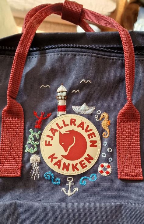 Custom Fjallraven Kanken, Fjällräven Kånken Embroidery, Emboirdery Ideas Clothes, Kanken Embroidery Diy, Embroidery Fjallraven Kanken, Embroidered Fjallraven Kanken, Kanken Embroidery Ideas, Backpack Embroidery Ideas, Emboirdery Pattern