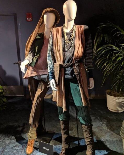 Star Wars: Galaxy's Edge cast costumes revealed Star Wars Fashion Inspired Outfits, Galaxy's Edge Outfit, Star Wars Inspired Outfits, Star Wars Disneybound, Star Wars Apparel, Star Wars Galaxy's Edge, Star Wars Galaxy, Star Wars Fashion, Star Wars Outfits