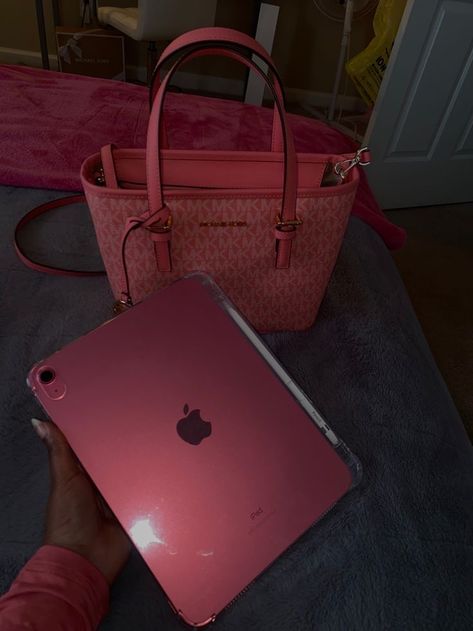 Pink Ipad, Ipad Essentials, Pretty Pink Princess, Pink Lifestyle, Iphone Obsession, Pink Life, Girly Bags, Luxury Lifestyle Dreams, Pink Girly Things