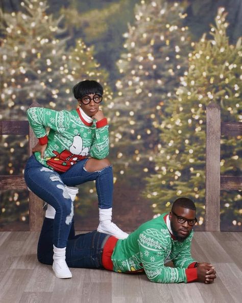 Couple Matching Outfits Summer, Funny Sibling Pictures, Jcpenny Photos, Akward Family Photos, Awkward Photoshoot, Awkward Family Photos Christmas, Awkward Couple, Sibling Christmas Pictures, Awkward Family Pictures