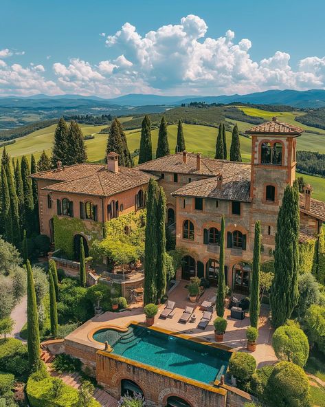 Tuscany Italy House Italian Villa, Italy Mansion, Toscana House, Tuscany Home, Tuscany House, Tuscany Villa, Dream Life House, Mediterranean Style Homes, Casas Coloniales