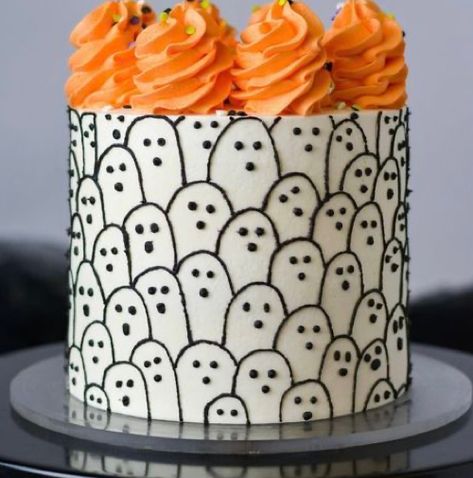 Halloween Cake Aesthetic, Simple Halloween Cakes, Spooky Cake Ideas, Simple Halloween Cake, Halloween Cake Decorating, Uhyggelig Halloween, Halloween Baking, Fall Cakes, Halloween Cake