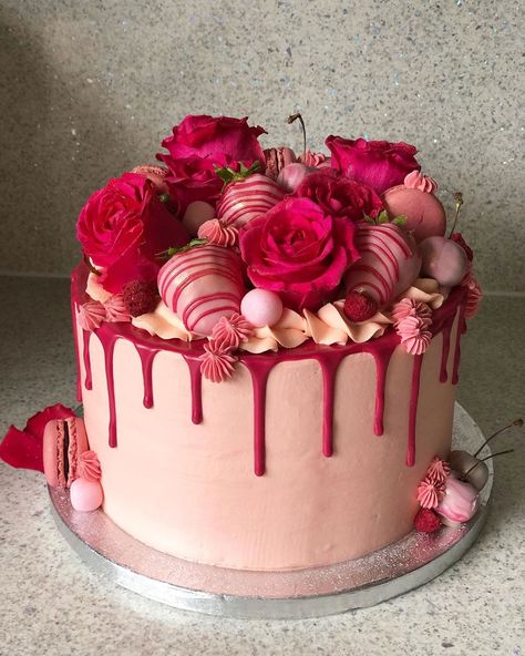 Pink Birthday Cake Strawberry, Cake With Macarons And Strawberries, Birthday Cake With Chocolate Strawberry, Pink Birthday Cake With Strawberries, 23rd Birthday Ideas For Women, Beautiful Birthday Cakes For Women Ideas, Strawberry Birthday Cake For Women, Pink Birthday Cake For Women, Pink Cakes Birthday For Women