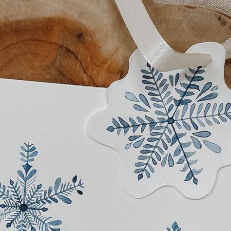 Victoria Florentina - Workshops & Illustrationen on Instagram: "Wer hat Lust auf Schneeflocken im Wateecolor-Stil? ❄️ ____________________ #watercolorsnow #warercolorsnowflake #snowflake #snowflakepainting #watercolortutorial #watercolorchristmas #winterwatercolor #watercolorflowers #watercolorfloral #watercolorpaintingartist #watercolorpractice #archeswatercolorpaper #watercolorbeginner #watercolornature #natureartwork #natureartist #naturelover #winterflorals #lovetopaint #watercolor_daily #winterwatercolor #watercolorflorals #handpainted #watercolorbotanicals #watercolouring" January Watercolor Ideas, Easy Winter Watercolor, Winter Watercolor Simple, Christmas Watercolor Paintings, Winter Hobbies, Winter Watercolors, Hygge Crafts, Watercolor Snowflakes, Painting Snowflakes