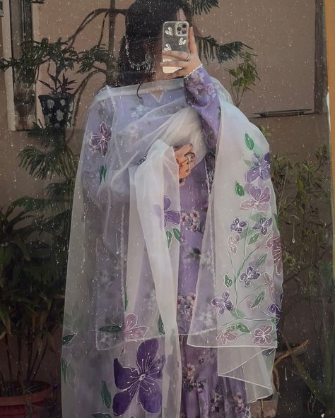 Party Wear Dupatta, Handpainted Dupattas Organza, Painting Outfit Ideas, Hand Made Dress, Hand Painted Organza Dupatta, Pakistani Organza Suits, Dupatta Painting Designs, Organza Dress Indian Kurti, Organza Hand Painted Dupatta