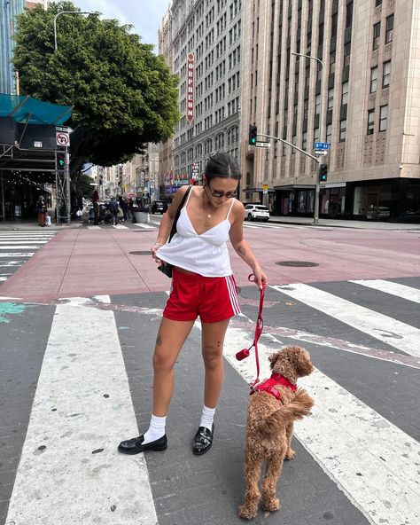 how @eliannaarvizu styles the standard basketball shorts ❤️🤍 shop her #ootd now at the link in bio! Track Shorts Outfit, Adidas Shorts Outfit, Basketball Shorts Outfit, Adidas Shorts Women, Black Adidas Shorts, Outfits Sporty, Look Adidas, Look Short, Shorts Outfits