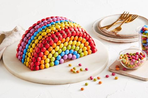 This colourful rainbow cake covered in Smarties will impress all ages, but it's easier than it looks to make! Smarties Cake, Rainbow Cake Recipe, Food Quiz, Cake Hacks, Rainbow Birthday Cake, Pies Maker, Cheesy Bacon, Slices Recipes, Cake Cover