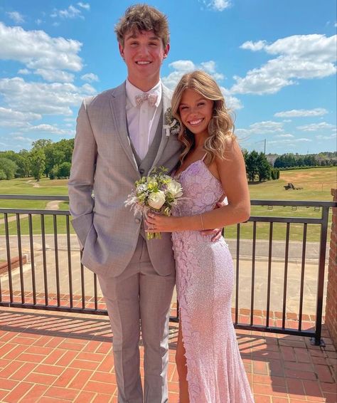 Prom Date Inspiration, Casual Prom Pictures, Light Pink Fitted Prom Dress, Prom Dresses School, White And Pink Prom Couple, Bf And Gf Prom Pictures, Lilac Prom Dress Couple, Prom Photos With Boyfriend, Couple Prom Outfits Ideas